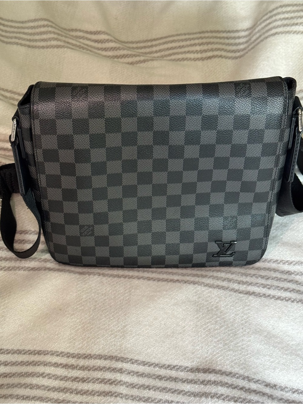 Louis Vuitton Damier Graphite Messenger Bag - Black/Gray